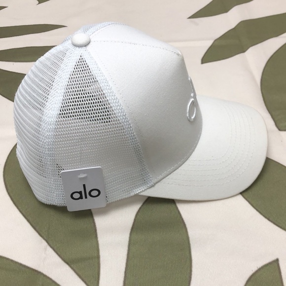 NWT ALO Yoga White District Trucker Hat - Picture 3 of 5